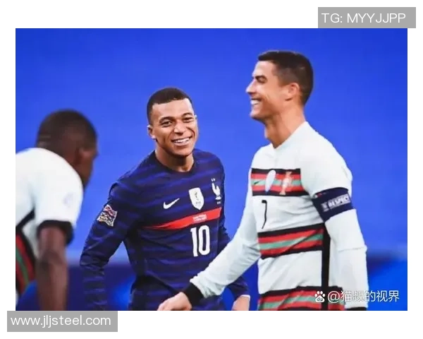 与足球明星同场竞技的精彩瞬间视频分享